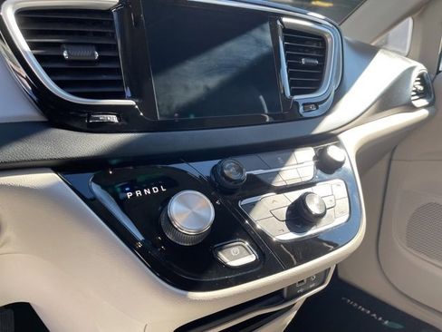 Used 2017 Chrysler Pacifica Touring Plus image 16