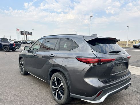 Used 2022 Toyota Highlander XSE FWD image 3