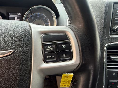 Used 2015 Chrysler Town & Country Touring FWD image 22