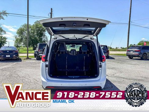 Used 2025 Chrysler Pacifica Limited FWD image 15