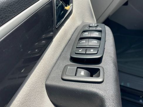 Used 2012 Volkswagen Routan S FWD image 15