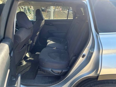 Used 2023 Toyota Highlander LE FWD image 7