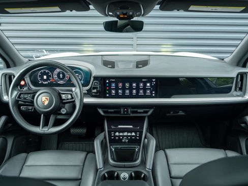 Certified 2024 Porsche Cayenne AWD/4WD image 6