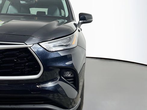Used 2023 Toyota Highlander XLE image 12