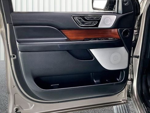 Used 2019 Lincoln Navigator Reserve AWD/4WD image 20