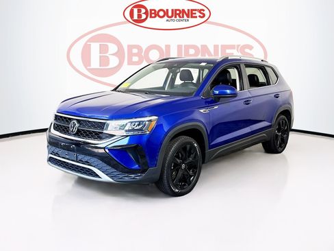 Used 2023 Volkswagen Taos SE w/ Panoramic Sunroof Package FWD image 7
