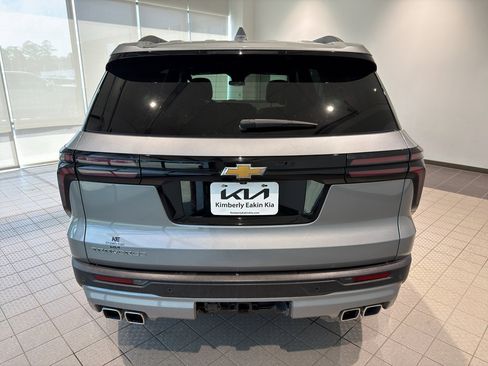 Used 2025 Chevrolet Traverse LT FWD image 4