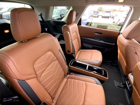 Used 2025 Nissan Pathfinder Platinum image 19