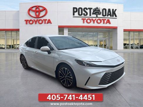Used 2025 Toyota Camry XLE FWD image 1