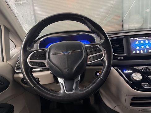 Used 2020 Chrysler Pacifica Touring-L image 26