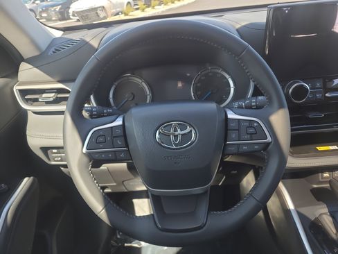 Certified 2025 Toyota Highlander XLE image 22