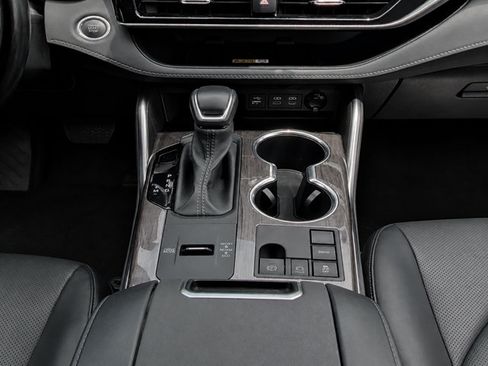 Used 2024 Toyota Highlander Platinum FWD image 15
