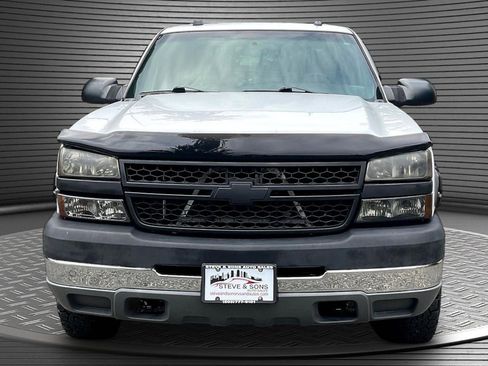 Used 2005 Chevrolet Silverado 2500 LS w/ Heavy-Duty Power Package AWD/4WD image 2
