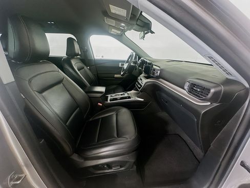 Used 2023 Ford Explorer XLT w/ Equipment Group 202A AWD/4WD image 31