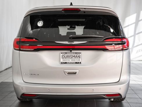 New 2026 Chrysler Pacifica Select image 4