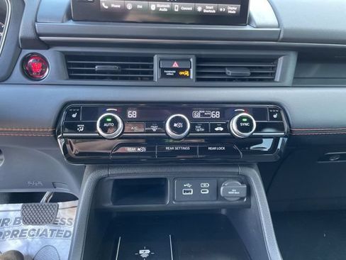 Used 2023 Honda Pilot TrailSport image 17