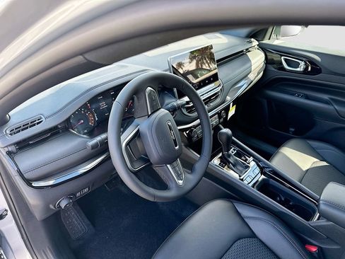 New 2026 Jeep Compass Latitude image 9