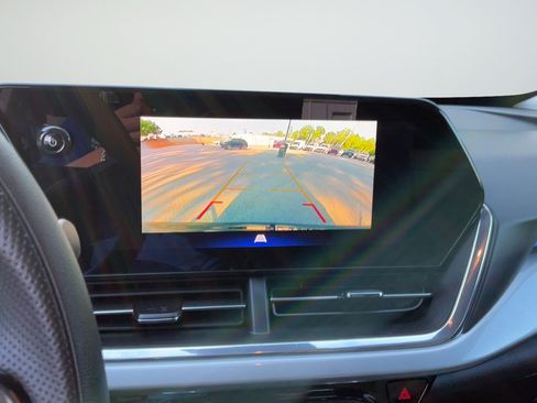 Used 2025 Chevrolet Trax LT FWD image 17