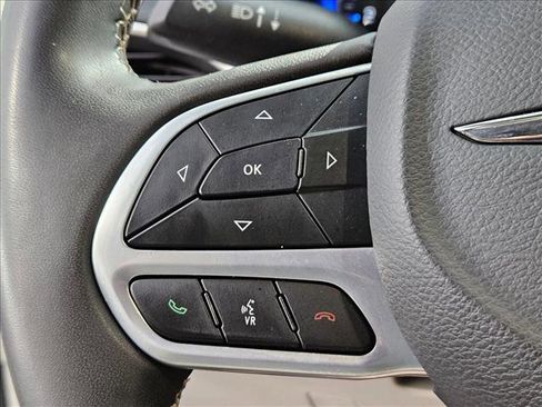 Used 2023 Chrysler Pacifica Touring-L FWD image 21