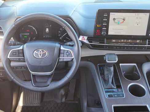 Used 2023 Toyota Sienna XLE image 32