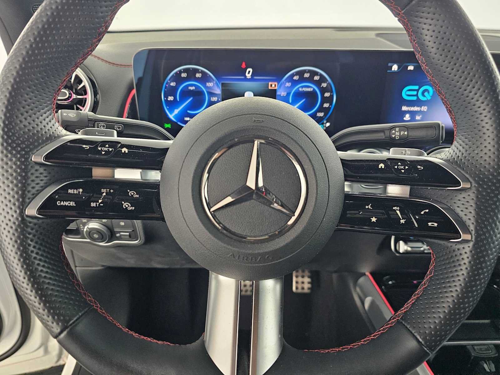 Used 2024 Mercedes-Benz EQB 300 4MATIC image 23