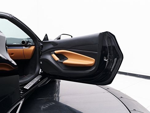 Used 2022 Ferrari F8 Tributo image 44