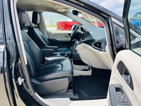 Used 2023 Chrysler Pacifica Touring-L FWD image 33