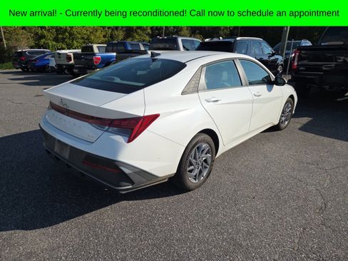 Used 2025 Hyundai Elantra Hybrid FWD image 5