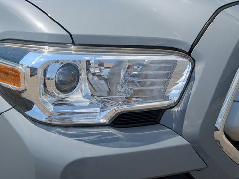 Used 2019 Toyota Tacoma SR5 AWD/4WD image 4