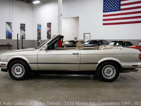 Used 1989 BMW 325i Convertible RWD image 4
