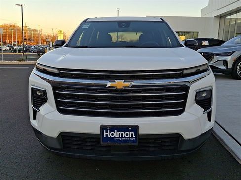 Used 2024 Chevrolet Traverse LT image 3