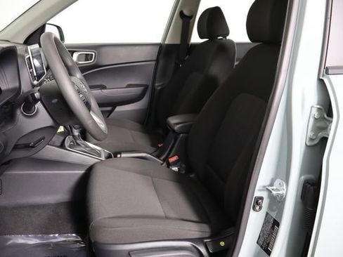 Used 2025 Hyundai Venue SE FWD image 17