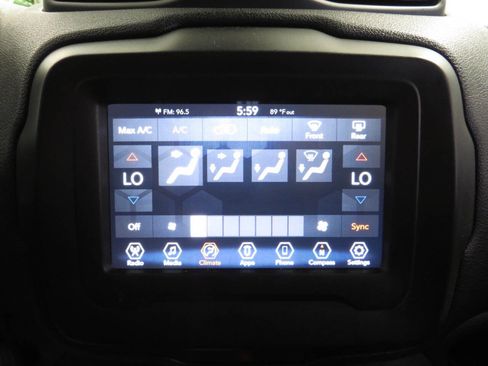 Used 2020 Jeep Renegade Latitude FWD image 20