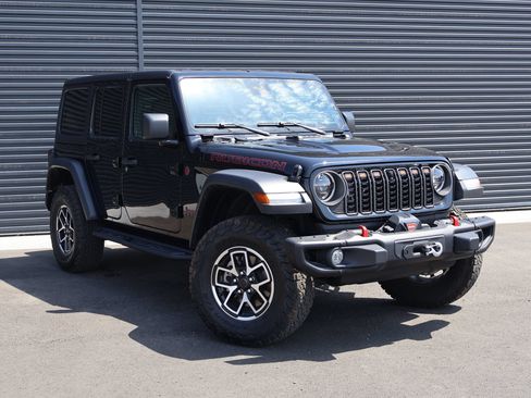 Used 2024 Jeep Wrangler Unlimited Rubicon w/ Capability Package AWD/4WD image 3