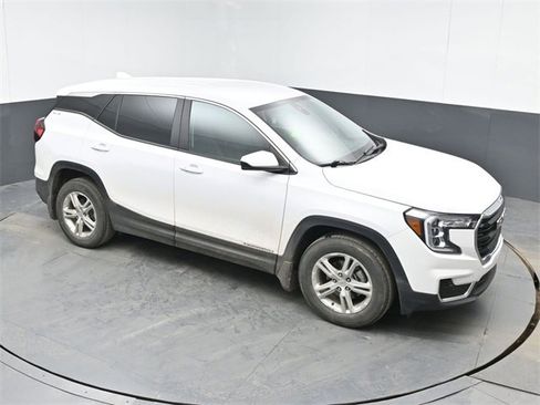 Used 2022 GMC Terrain SLE image 1