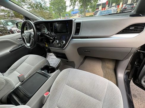 Used 2015 Toyota Sienna LE FWD image 14