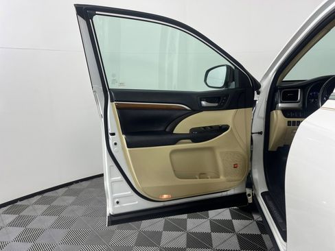Used 2018 Toyota Highlander Limited FWD image 35