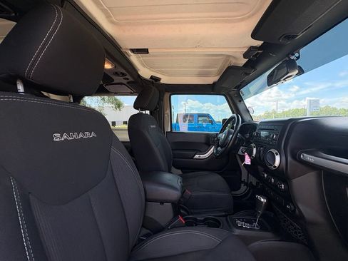 Used 2018 Jeep Wrangler Sahara w/ Connectivity Group AWD/4WD image 17
