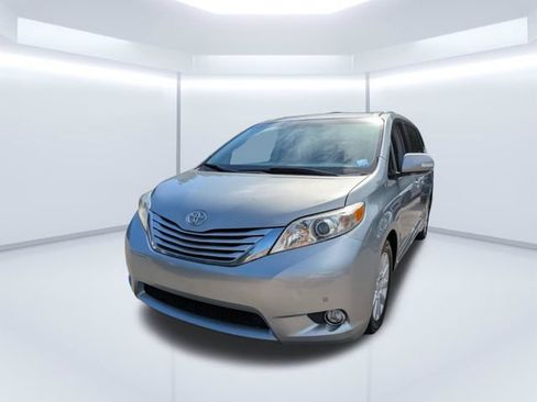 Used 2014 Toyota Sienna Limited w/ Limited Premium Package FWD image 8