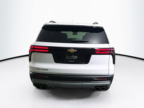 Used 2025 Chevrolet Traverse LT image 7