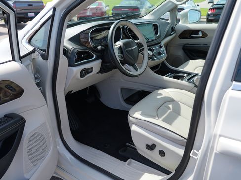 Used 2021 Chrysler Pacifica Limited AWD/4WD image 13