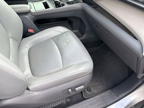 Used 2021 Toyota Sienna Limited image 16