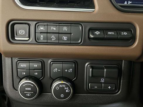 Used 2024 Chevrolet Suburban High Country image 21