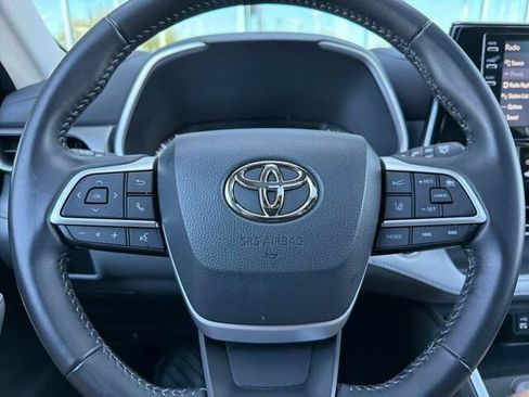Used 2022 Toyota Highlander XLE AWD/4WD image 29