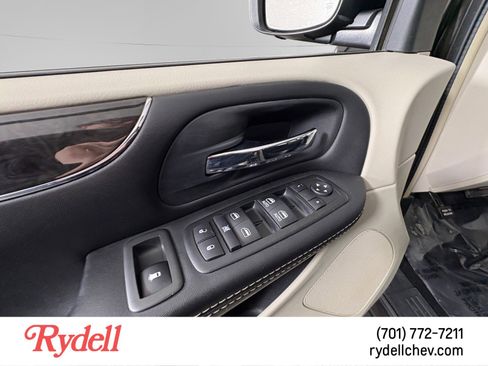 Used 2015 Chrysler Town & Country Touring w/ Driver Convenience Group image 11