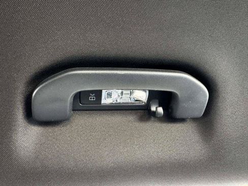 Used 2025 Mercedes-Benz GLB 250 image 38