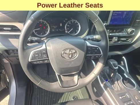 Used 2024 Toyota Highlander LE AWD/4WD image 11