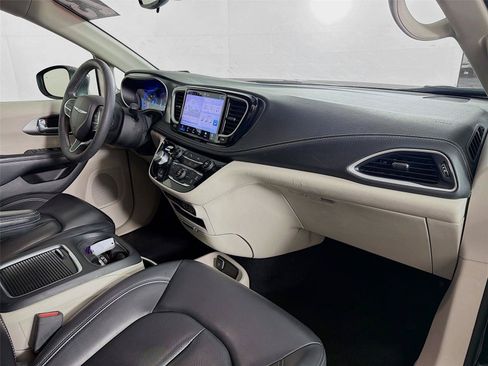 Used 2023 Chrysler Pacifica Touring-L FWD image 28