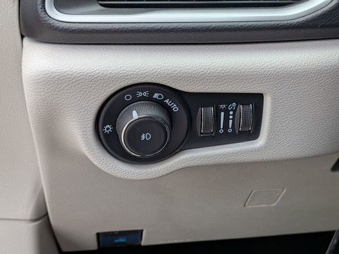 Used 2024 Chrysler Pacifica Touring-L FWD image 17