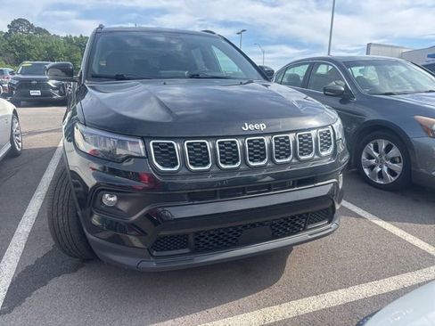 Used 2025 Jeep Compass Latitude AWD/4WD image 2